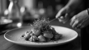 Kreatives Gericht mit frischen Zutaten als Symbol fürs Selbständig machen Gastronomie.