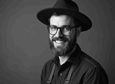 Handwerker mit Hut und Brille, der die NRW Microcrowd in Anspruch nimmt.