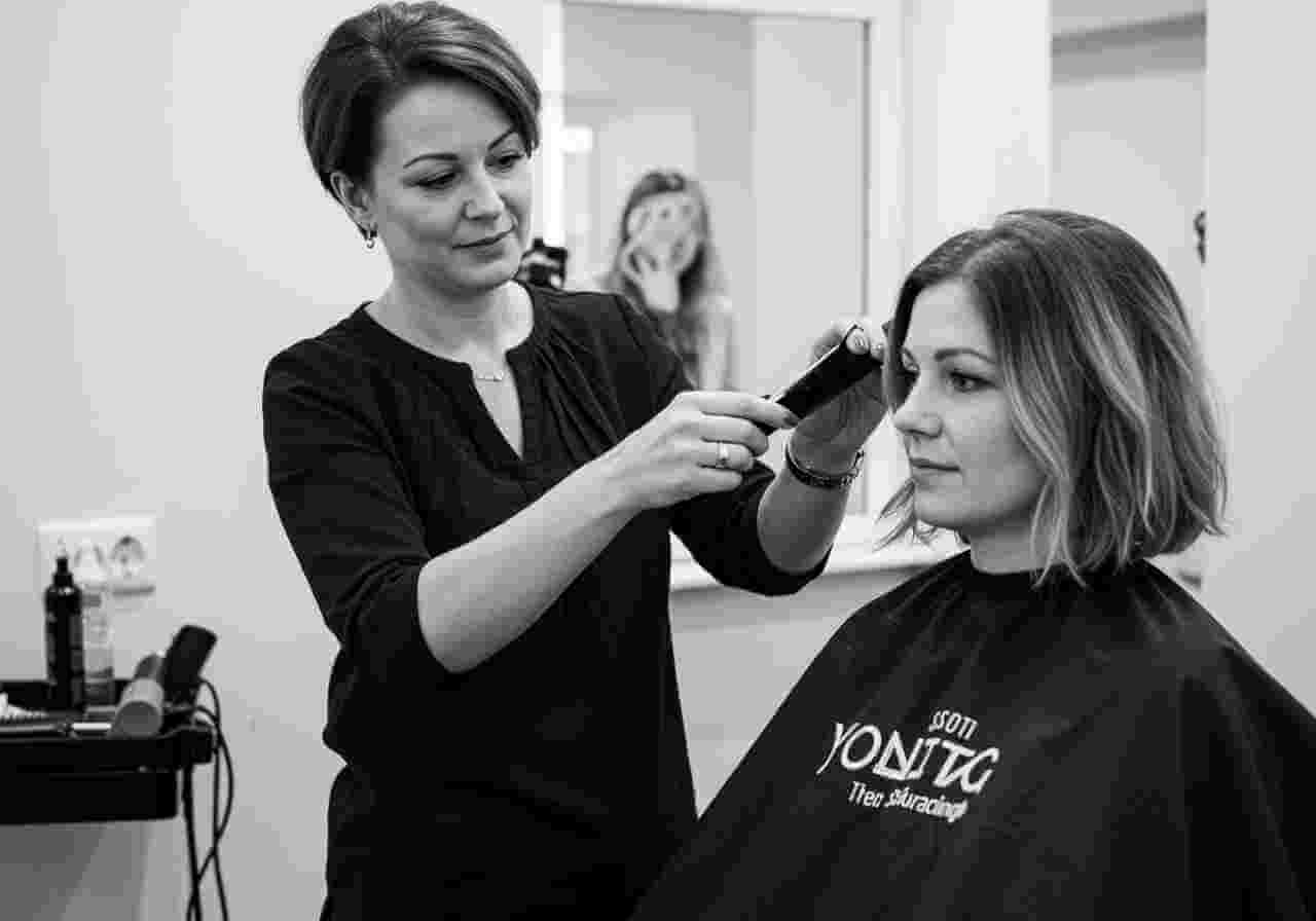 Frisörin bei der Arbeit mit einer Kundin